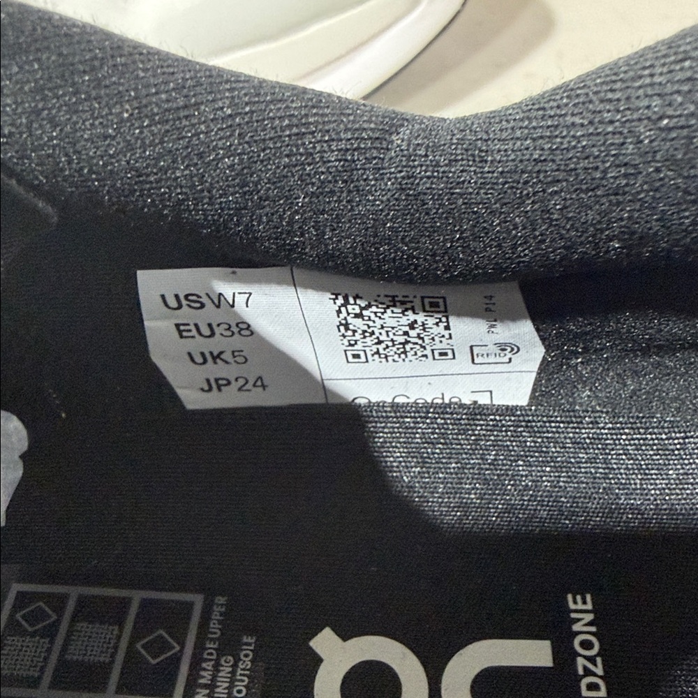On Running Women’s Size 7 Black and White Sneakers - Picture 2 of 5